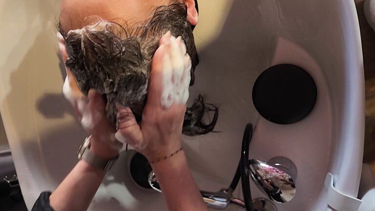 Comment se laver les cheveux